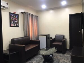 Single Room, City View | Living area - Dipri suites (Lagos)