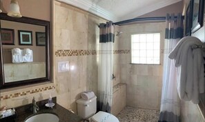 Chuveiro, secador de cabelo, bidê, toalhas de banho