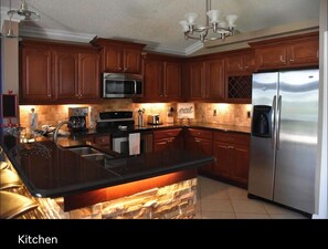 Private kitchen - 4 Bedroom Modern Pool home close to UCF (Oviedo)