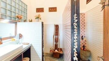 Deluxe Double or Twin Room, Balcony, Beach View | Bathroom | Towels, soap, shampoo, toilet paper