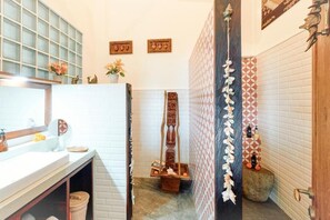 Deluxe Double or Twin Room, Balcony, Beach View | Bathroom | Towels, soap, shampoo, toilet paper - Kampung Kecil Front Beach  (Kubu)