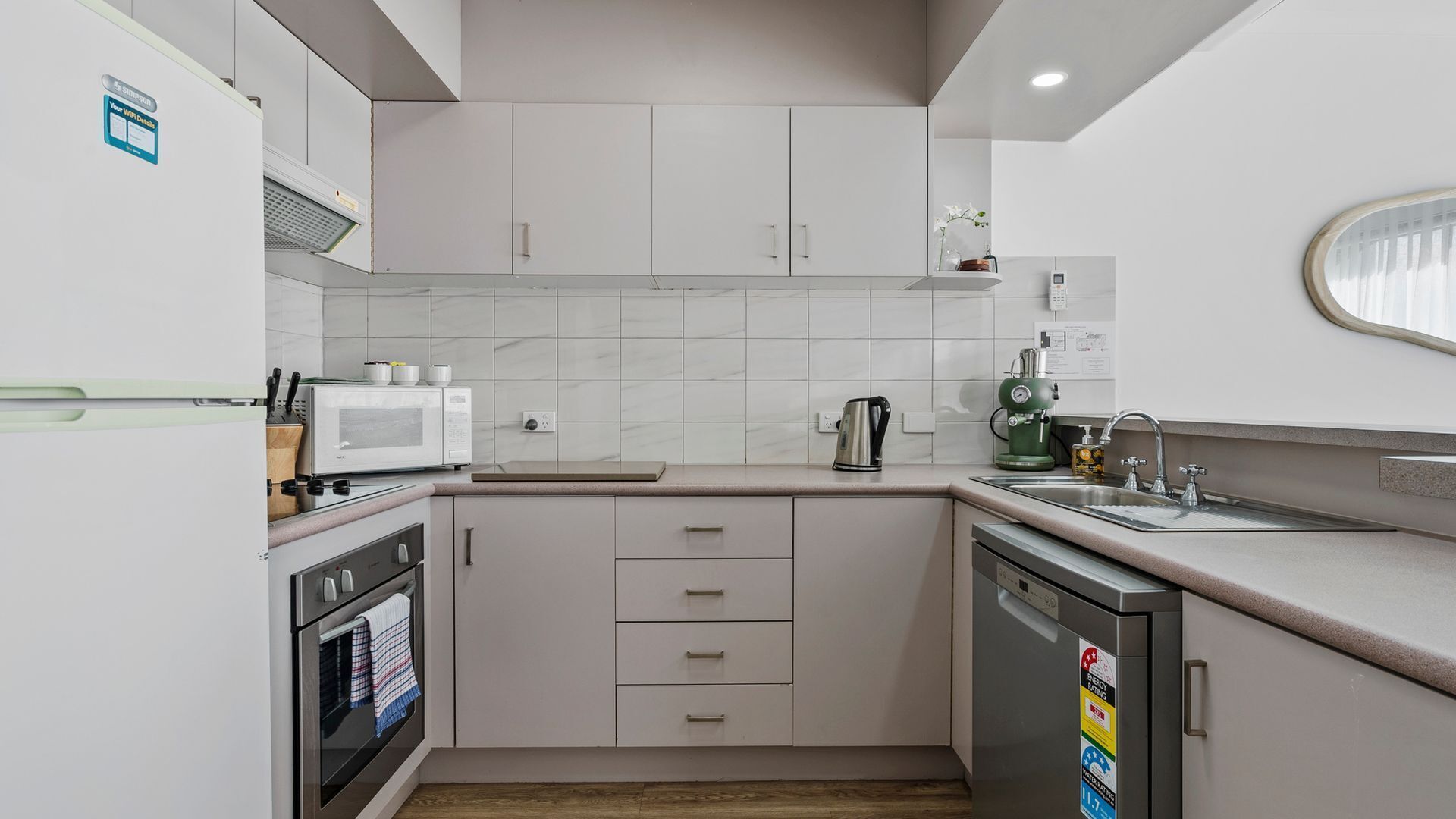 Kühlschrank, Mikrowelle, Ofen, Geschirrspüler