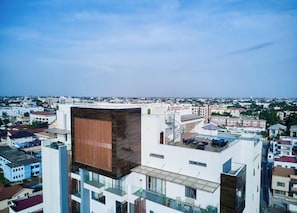 Un edifici modern amb piscina al terrat i un rètol que diu 'Arlington Court'.