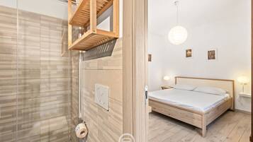 Regadera, bidet, toallas, shampoo