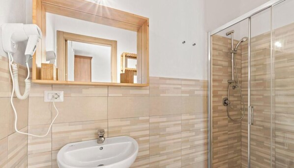 Bathroom - Camera chiara 3 – Relax with a View in the Heart of Alghero 🌊✨ (Alghero)