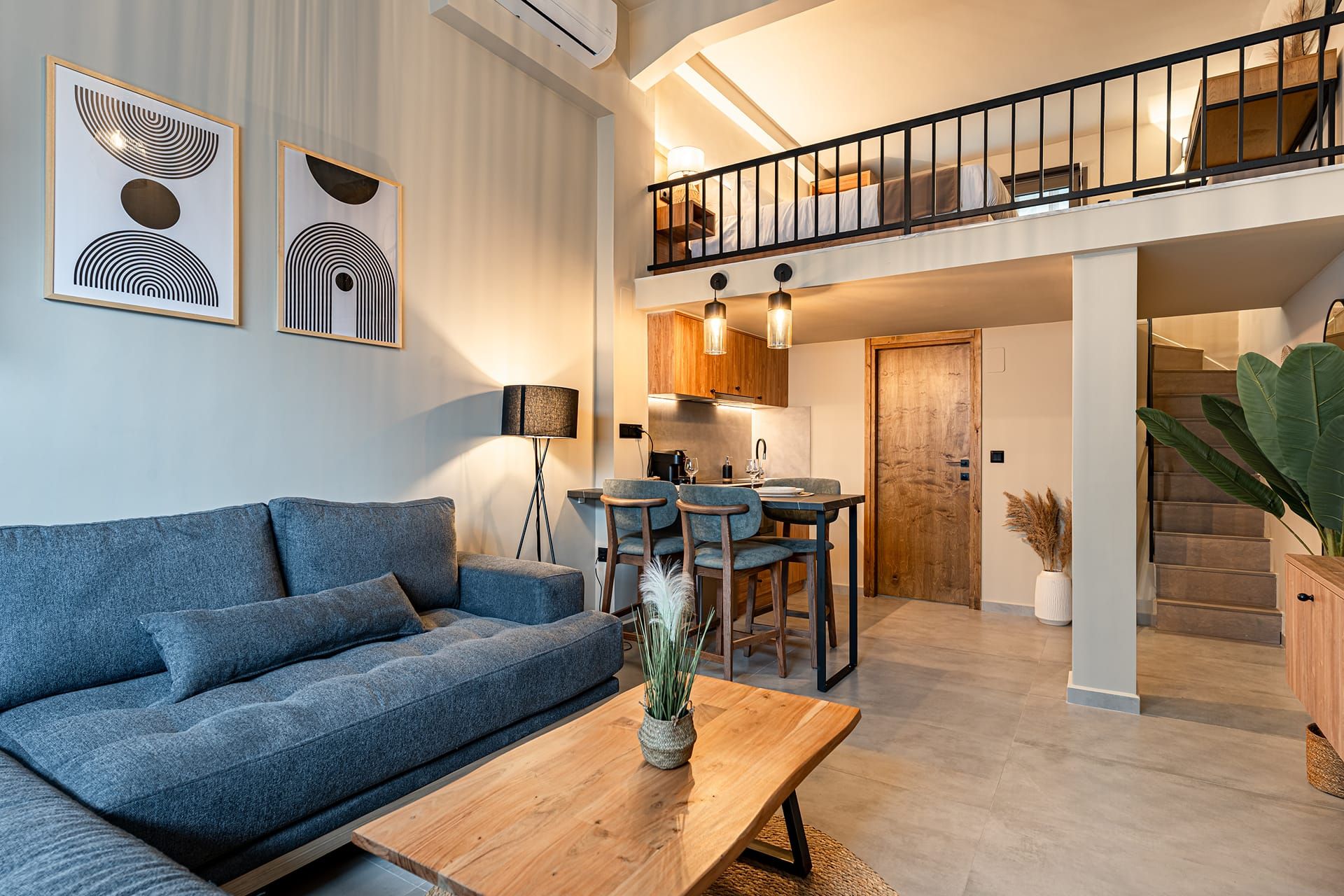 Una sala de estar moderna con un sofá, una mesa de centro y un comedor con sillas y una mesa.