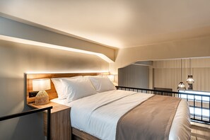 Ein Hotelzimmer mit Bett, Nachttisch, Lampe und Blick nach drau ßen.