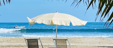 En la playa, camastros, sombrillas y toallas de playa