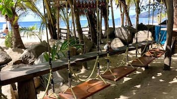 Plage, chaises longues, parasols, serviettes de plage