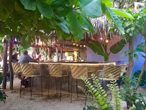 Bar (trong khuôn viên)