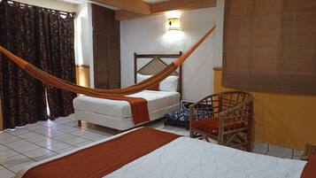 Kamar Double, 2 Tempat Tidur Double, Bebas Asap Rokok, AC | Ruang kerja ramah laptop dan Wi-Fi gratis