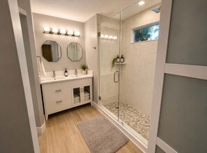 Shower, hair dryer, towels, shampoo - Navigate Stays West Palm Beach 4BR Family Retreat (West Palm Beach)