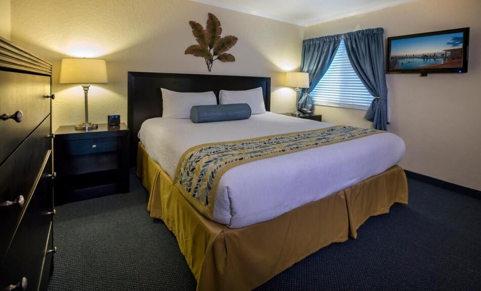 Tampa Bay Waterfront Escape With Heated Pool, Beach Volleyball & Dining - Tampa, FL