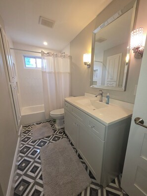 A bathroom with a bathtub, toilet, and sink. - Bright 1 bdrm Norwood apartment near Xavier Factory 52 and Downtown Cincinnati (Cincinnati)