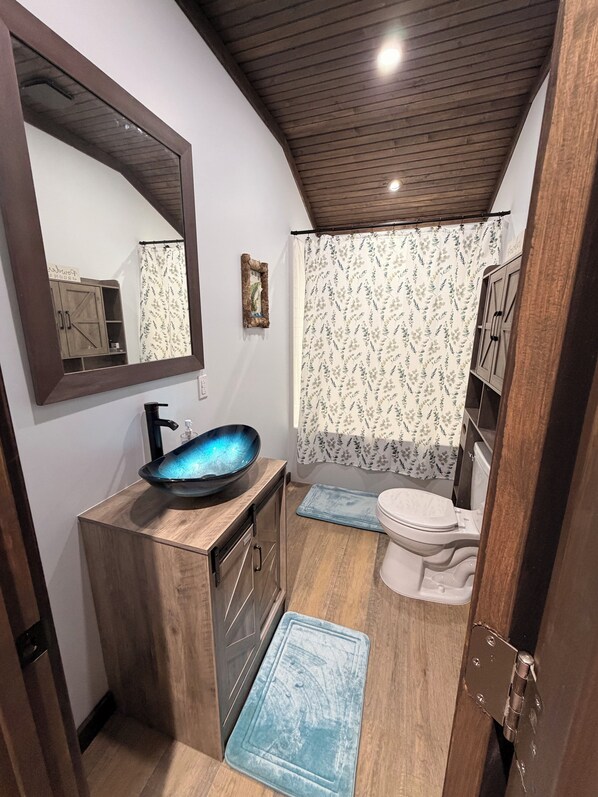 Toallas, jabón, papel de baño 