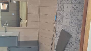 Douche, savon, papier toilette