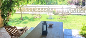 4-person gîte in 17th-century bastide, swimming pool, large garden, patio