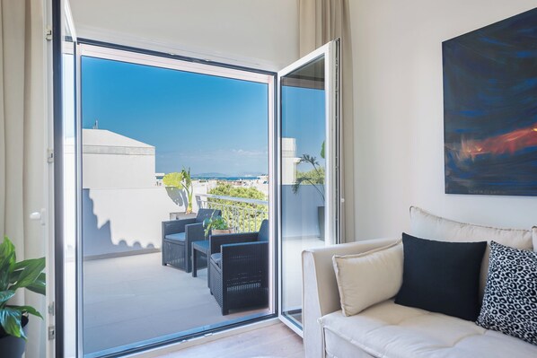 Living area - In Athenian riviera ,with sea view,800m from the beach, a luxury apartment ! (Voula)