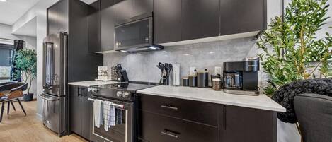 Cafetera y tetera, refrigerador, microondas y horno