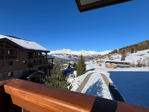 A wooden building with a balcony overlooking a snowy landscape with mountains in the background. - Up to 10 meters from the ski slope, 2nd floor, terrace, parking, TV, 80 m², Peisey-Vallandry (Landry)
