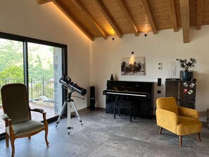 A room with a telescope, piano, and a yellow armchair. - 1st floor, sauna, terrace, fireplace or stove, tv, 180m², Montchavin La Plagne (Landry)