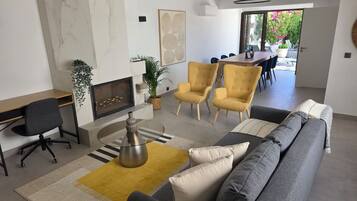 Smart TV, fireplace