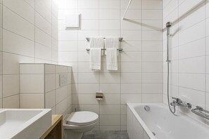 A bathroom with a bathtub, toilet, and shower. - Wi-Fi, 50 meters from the resort center, patio, balcony, TV, 35–40 square meters, La Tzoumaz (La Tzoumaz)
