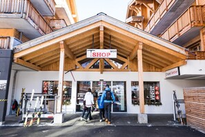 A wooden building with a sign reading 'SHOP' above the entrance. - Wi-Fi, 20 meters from the ski slopes, valley view, patio, balcony, TV, 35–40 m², La Tzoumaz (La Tzoumaz)