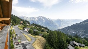 A mountain village with houses, a road, and a view of snow-capped mountains. - Wi-Fi, 20 meters from the ski slopes, valley view, patio, balcony, TV, 35–40 m², La Tzoumaz (La Tzoumaz)