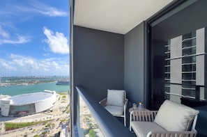 Property grounds - 3313 - Bright 1BR with City Views, Pool & 24/7 Gym in Downtown Miami (Miami)