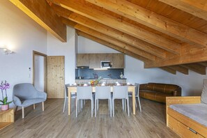 Ein Loft-Zimmer mit Küche, Essbereich und Sitzgelegenheiten.