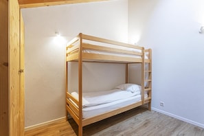 A bunk bed with a wooden frame, white bedding, and a ladder. - Wi-Fi, 50 meters from the resort center, valley view, terrace, balcony, TV, 72–85 square meters, La Tzoumaz (La Tzoumaz)