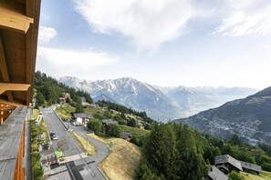 A mountain village with houses, a road, and a view of snow-capped mountains. - Wi-Fi, 50 meters from the resort center, valley view, terrace, balcony, TV, 72–85 square meters, La Tzoumaz (La Tzoumaz)