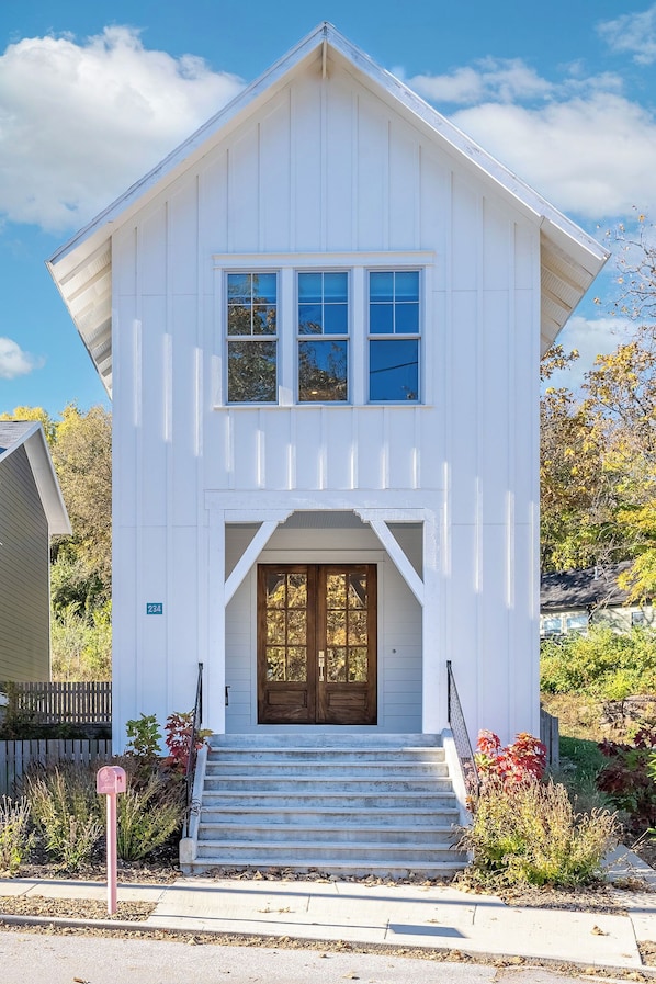 Exterior detail - Sunday on South • Walk to UArk Game & Downtown (Fayetteville)