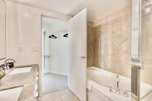 Een haardroger, handdoeken, zeep, toiletpapier