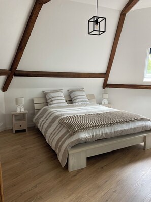 Tabla de planchar con plancha, wifi y ropa de cama