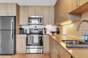 Private kitchen - Serene 1BD Escape - Stunning City Views! (Philadelphia)