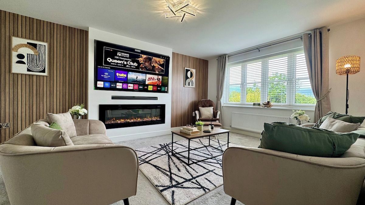 Een televisie en een open haard