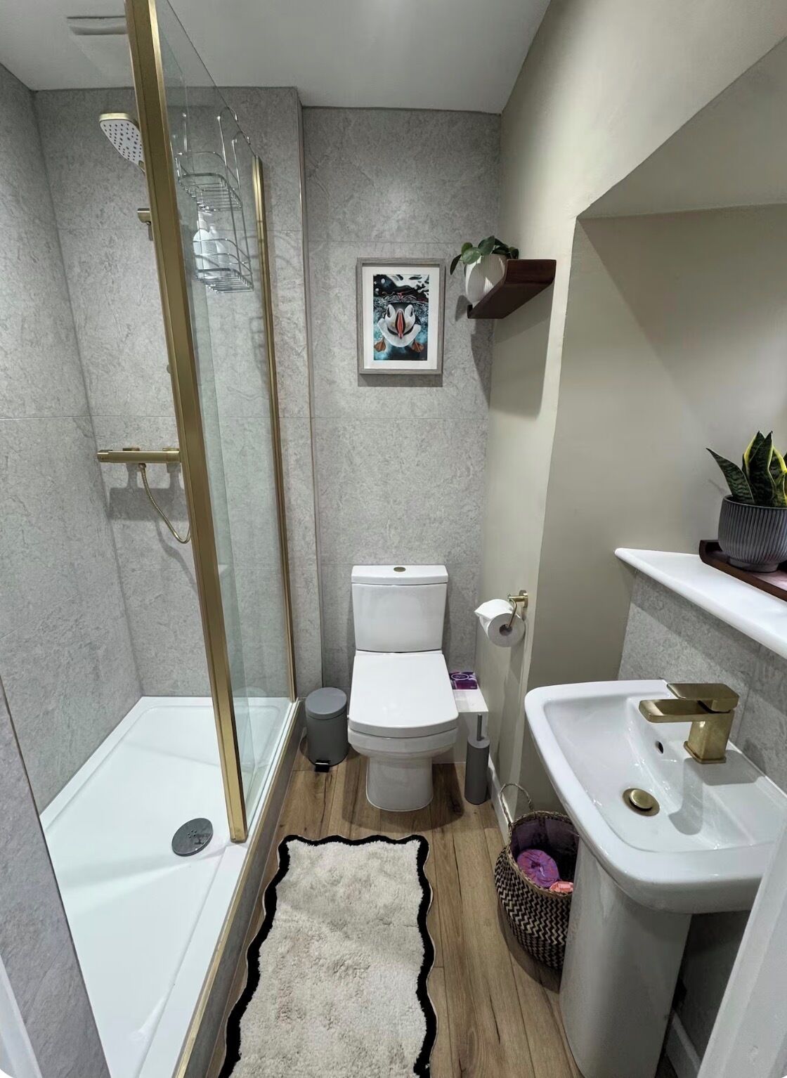 Een douche, een haardroger, handdoeken, zeep