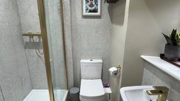 Een douche, een haardroger, handdoeken, zeep