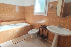 Bidet, soap, toilet paper - Large, quiet 7-bedroom house close to the center of Bagnères and the mountains (Gerde)