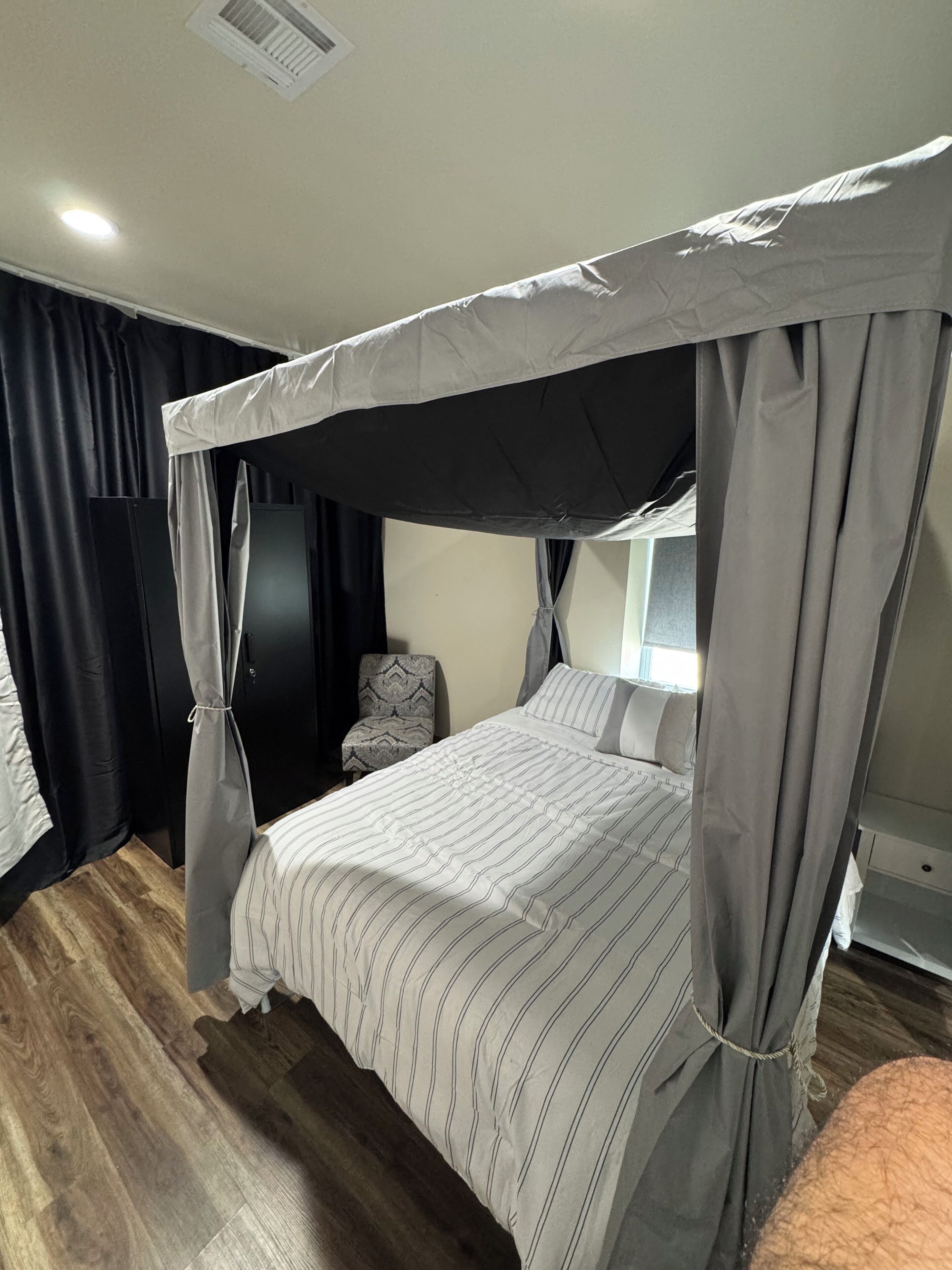 Travel crib, internet, bed sheets