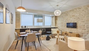 Interior - COMBINING COMFORT, STYLE & AN EXCEPTIONAL LOCATION IN THE PRESTIGIOUS 7TH ARR (Paris)
