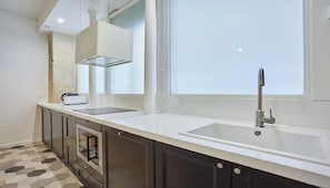 Private kitchen - COMBINING COMFORT, STYLE & AN EXCEPTIONAL LOCATION IN THE PRESTIGIOUS 7TH ARR (Paris)