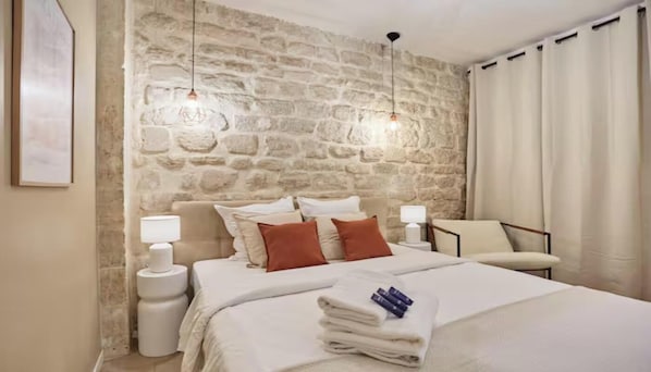 Room - COMBINING COMFORT, STYLE & AN EXCEPTIONAL LOCATION IN THE PRESTIGIOUS 7TH ARR (Paris)