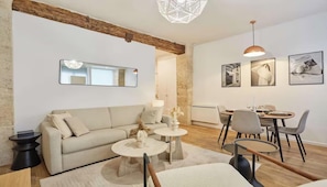 Living area - COMBINING COMFORT, STYLE & AN EXCEPTIONAL LOCATION IN THE PRESTIGIOUS 7TH ARR (Paris)