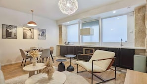 Interior - COMBINING COMFORT, STYLE & AN EXCEPTIONAL LOCATION IN THE PRESTIGIOUS 7TH ARR (Paris)