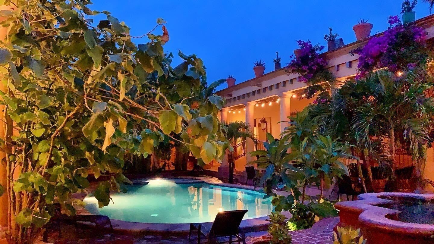 Una piscina al aire libre (de 08:00 a 22:00), sombrillas