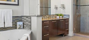 Dusche, Whirlpool, Haartrockner, Handtücher