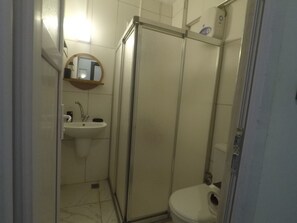 標準雙床房, 陽台, 花園景觀 | 浴室 | 淋浴設備、毛巾、衛生紙